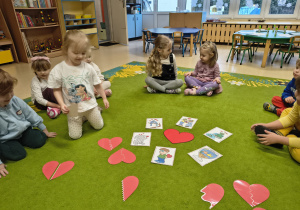 Dziewczynka trzyma w ręku połówkę serca.