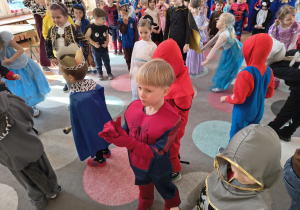 "Witamy się częściami ciała" - zabawa przy piosence.