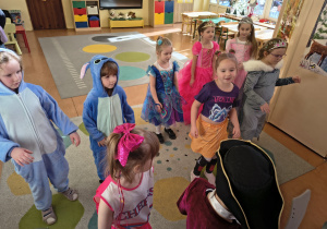 Dzieci uczestniczą w zabawach tanecznych.