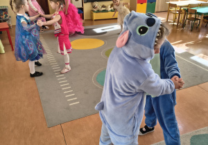 Dzieci tańczą w parach przy muzyce.