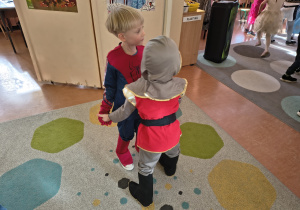 Chłopcy tańczą w parze do muzyki.