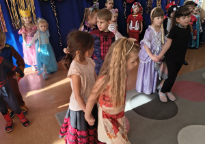 Dzieci tworzą w parach saneczki.