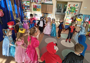 Zabawy kołowe przy muzyce.