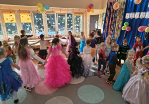 Dzieci tworzą węża w swoich grupach.