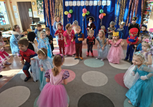 "Kaczuszki" - zabawa taneczna przy piosence.