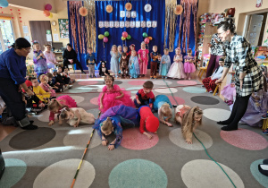 "Przechodzimy pod liną" - zabawa ruchowa.