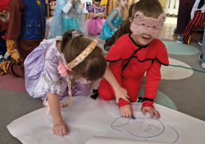 Rysowanie bałwanka z zasłoniętymi oczami.