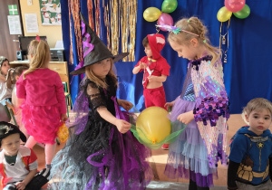 "Balon na chuście" - konkurs w parach.