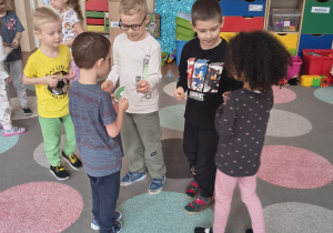 Dzieci dobierają się w pary.