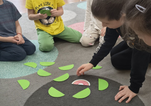 Dzieci grają w pączkowe memory.