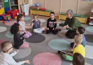 Dzieci uczestniczą w zabawie muzyczno-ruchowej.