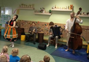 Dzieci poznały tradycyjny taniec ludowy- poleczka.