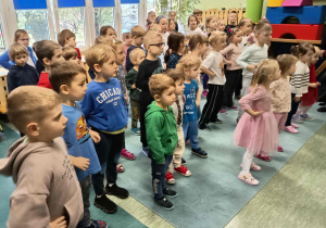 Dzieci próbują naśladować kroki krakowiaka.