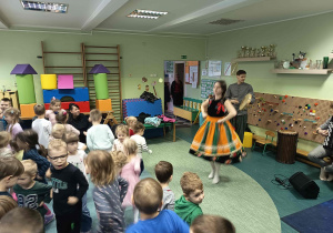 Dzieci próbują tańczyć poleczkę.