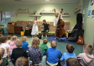Udział dzieci w warsztatach słowiańskich - dzieci poznaja stroje, postacie, zwyczaje, instrumenty oraz tańce ludowe.