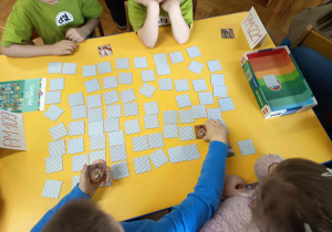 Dzieci grają w grę Zwierzaki.