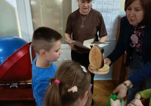 Dzieci odbierają dyplomy i nagrody.