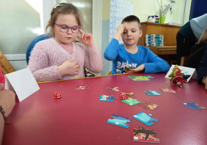 Emilka i Fabian podczas gry w Dinozaury.