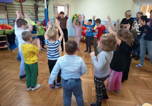 W oczekiwaniu na ogłoszenie wyników dzieci uczestniczą w zabawach integracyjnych.