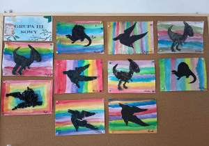 Wystawa prac plastycznych z dinozaurami.