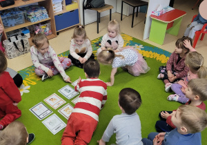 Dzieci poznają angielskie nazwy zwiarząt.