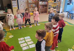 Dzieci uczestniczą w zabawie kołowej związanej ze zwierzętami.