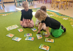 Dzieci oglądają ułożone puzzle.