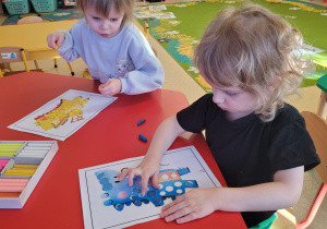 Dzieci wykonują pracę plastyczną.