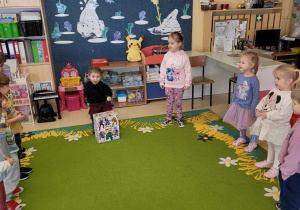 Dzieci śpiewają sto lat Antosiowi.