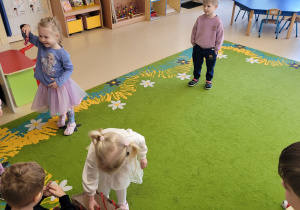 Dziewczynka częstuje się cukierkiem.