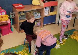 Chłopiec częstuje się cukierkiem.