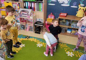 Dziewczynka składa życzenia i wybiera dla siebie cukierka.