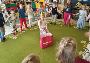 Dzieci śpiewają sto lat dla Gai.