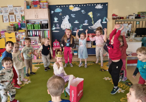 Wspólne śpiewanie sto lat dla solenizantki.