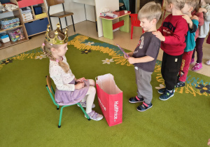 Chłopiec składa życzenia Gai.