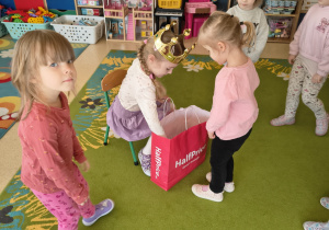 Gaja wręcza koleżance prezent.