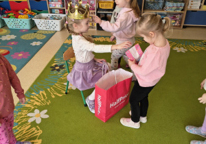 Dzieci oglądają swoje prezenty.