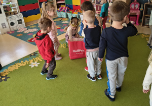 Dzieci ustawione w kolejce do składania życzeń.