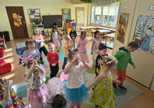 Zabawy taneczne przy piosence.