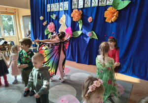 Zabawy taneczne w parach.