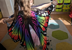 Dziewczynki tańczą w parze.