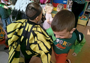 Chłopcy tańczą w parze.