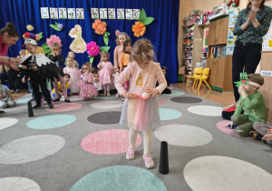 Dzieci niosą jajko na łyżce po wyznaczonym torze..