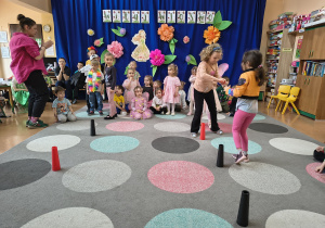 Dziewczynki podają sobie jajko na łyżce.