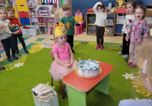 Dzieci śpiewają sto lat dla solenizantki.