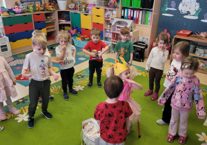 Dzieci składają życzenia.