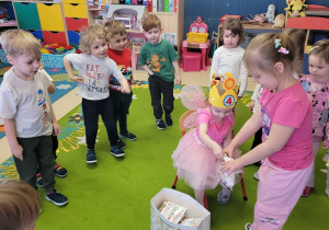 Julcia wręcza upominek urodzinowy.