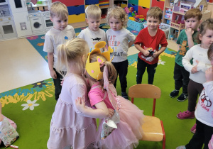 Dziewczynki się przytulają podczas składania życzeń.