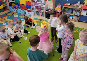 Chłopiec odbiera prezent od solenizantki.