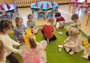 Dzieci oglądają otrzymane prezenty.